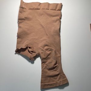 SKIMS The Solution Short  (right leg exposed) NWOT